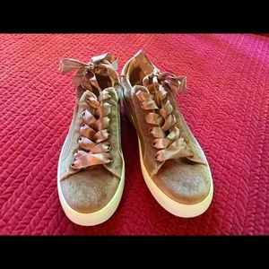 {Steve Madden} Bertie V Blush Sneakers